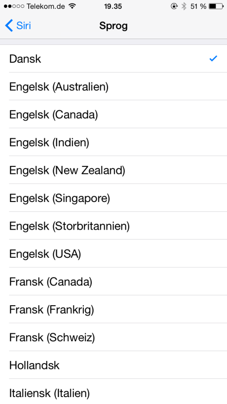Når du har downloadet og installeret opdateringen skal du igen gå ind i Indstillinger. Under Generelt vælger du Siri og herefter Dansk.