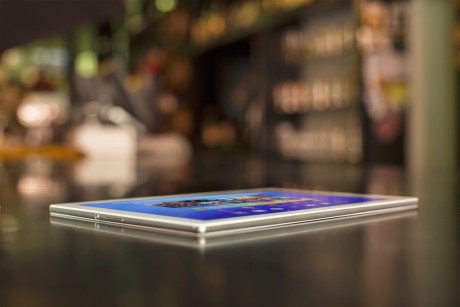 Sony Xperia Z4 Tablet er den slankeste Android-tablet, vi hidtil har testet. Blot 6,1 mm måler den. Dermed er den præcis lige så slank som iPad Air 2.