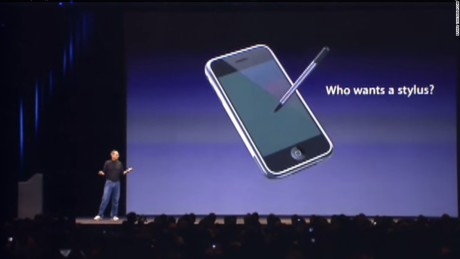 "Who wants a stylus?" Sådan spurgte Steve Jobs ved lanceringen af den første iPhone i 2007. Nu ser det ud til, at Apple gerne vil have en stylus! Foto: Apple