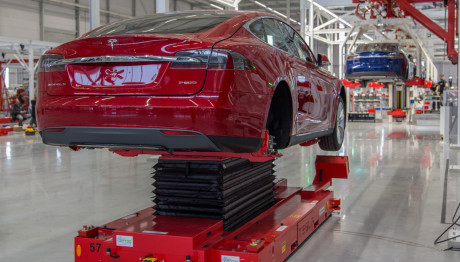 Når bilerne ankommer til fabrikken, mangler de motor, bagtøj, batterier og software. Foto: Tesla.