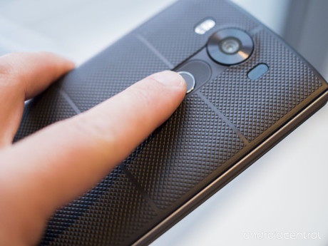Fingeraftrykslæseren sidder bag på telefonen, som i øvrigt er beskyttet af såkaldt Dura Skin, der gør mobilen bedre at holde. Foto: LG