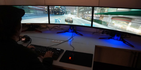 Gaming i ultrabredt format med tre Acer Predator Z35-skærme. Foto: John Alex Hvidlykke, Lyd & Billede