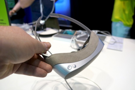 360 VR sluttes til LG G5 via et kabel og er derfor meget mindre end andre virtual reality headset, vi har set. Førsteindtrykket var dog, at billedet var for uldent og uskarpt, men måske var det bare de andre journalisters fedtede fingre, der ødelagde fornøjelsen. Foto: Peter Gotschalk