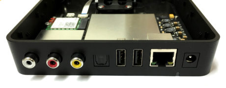 Auralic Aries Mini har både digitale og analoge udgange. Med to USB-stik kan der afspilles fra både memory stick og harddisk, og man kan vælge imellem kablet og trådløs netværkstilslutning. Bemærk det velordnede indre, hvor analoge og digitale indgange er adskilt i hver sin sektion.