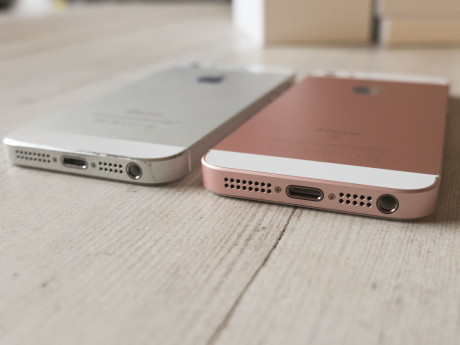Samme højttalere og stik til hovedtelefoner som på iPhone 5. Foto: Jonas Ekelund, Lyd & Billede