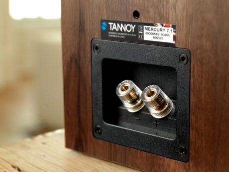 Solide terminaler: Tannoy-højttalernes terminaler tager imod højttalerkabler af god kvalitet, hvad enten de bruger bananstik, spader eller er afisolerede. (Foto: Producent)