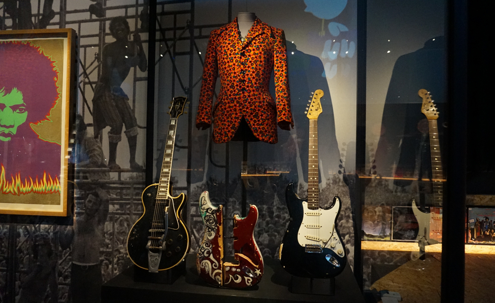 Nogle af Jimi Hendrix' - hårdt - brugte guitarer. Foto: John Alex Hvidlykke, Lyd & Billede