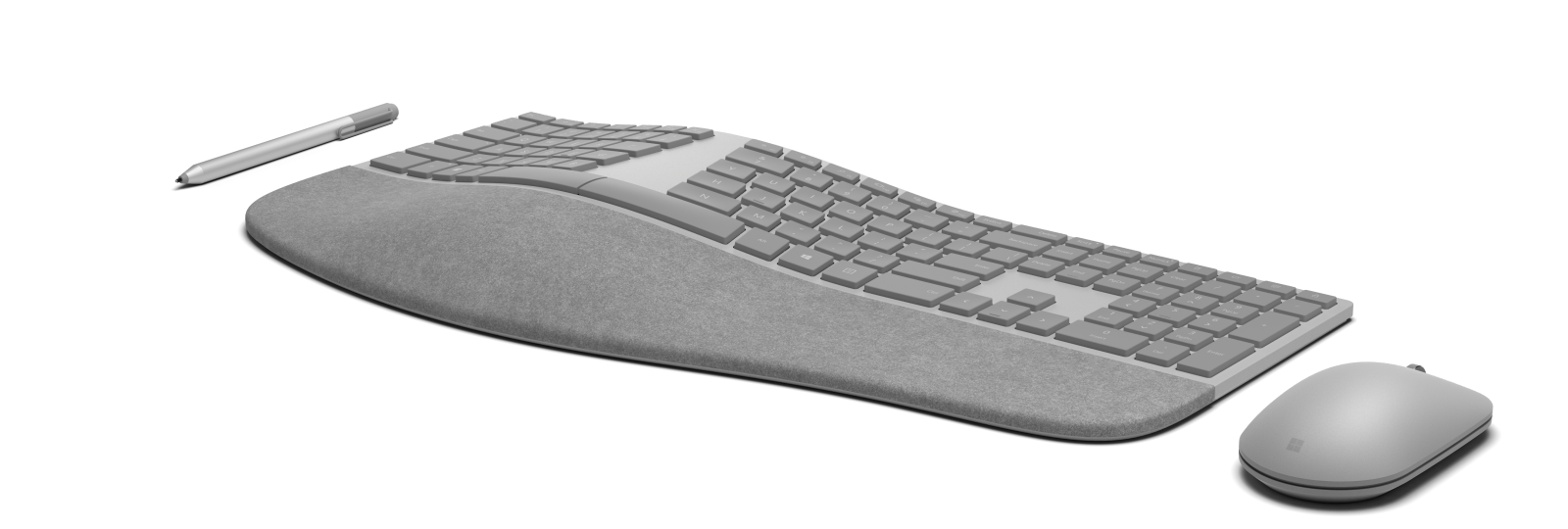 Der står Surface på al hardwaren. Her er fra venstre Surface Pen, Surface Ergonomic Keyboard og Surface Mouse. Foto: Microsoft
