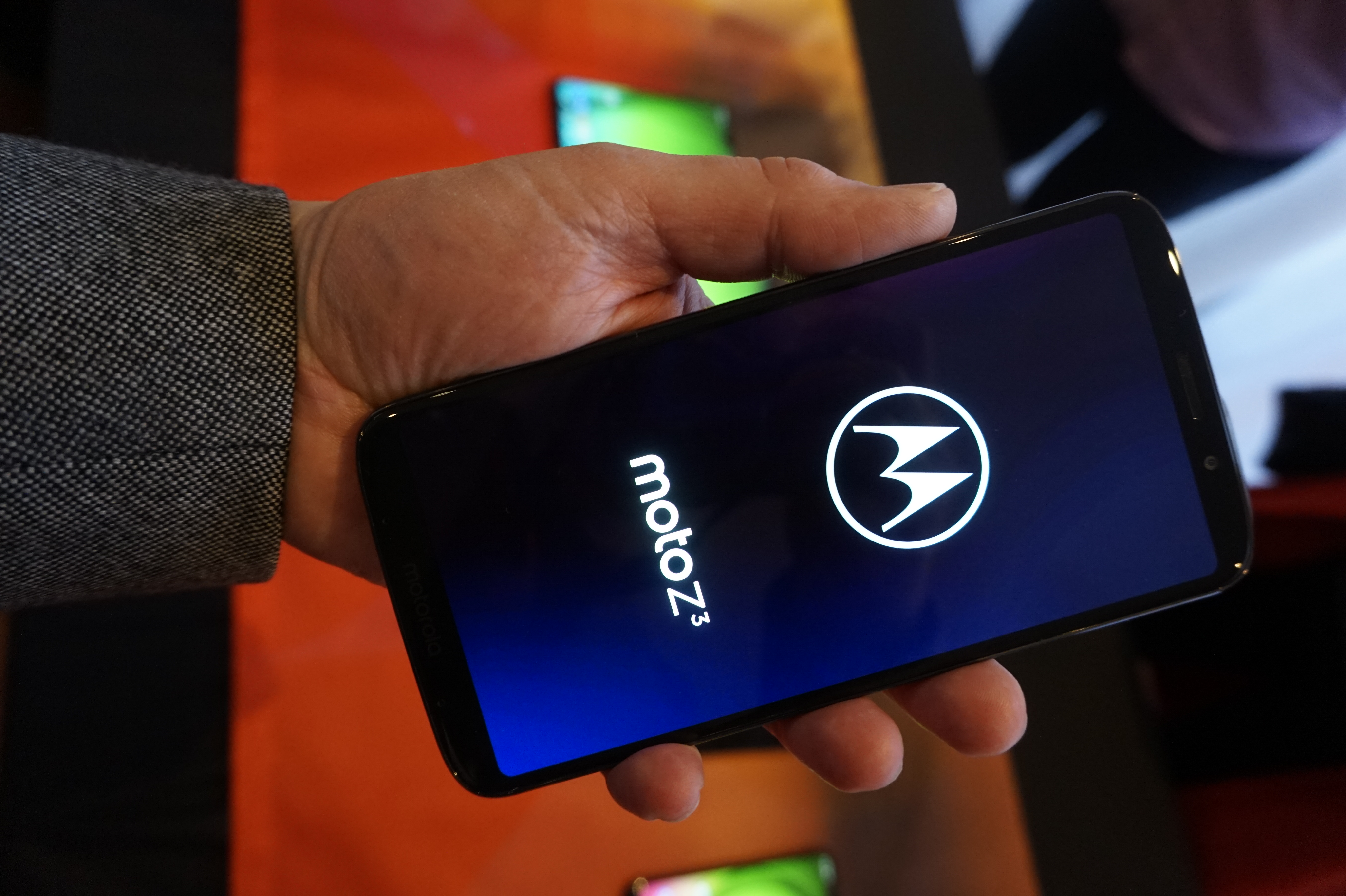 Motorolas Z3-telefon kan utökas till 5G med ett Moto Mods-bakstycke. Foto: John Alex Hvidlykke