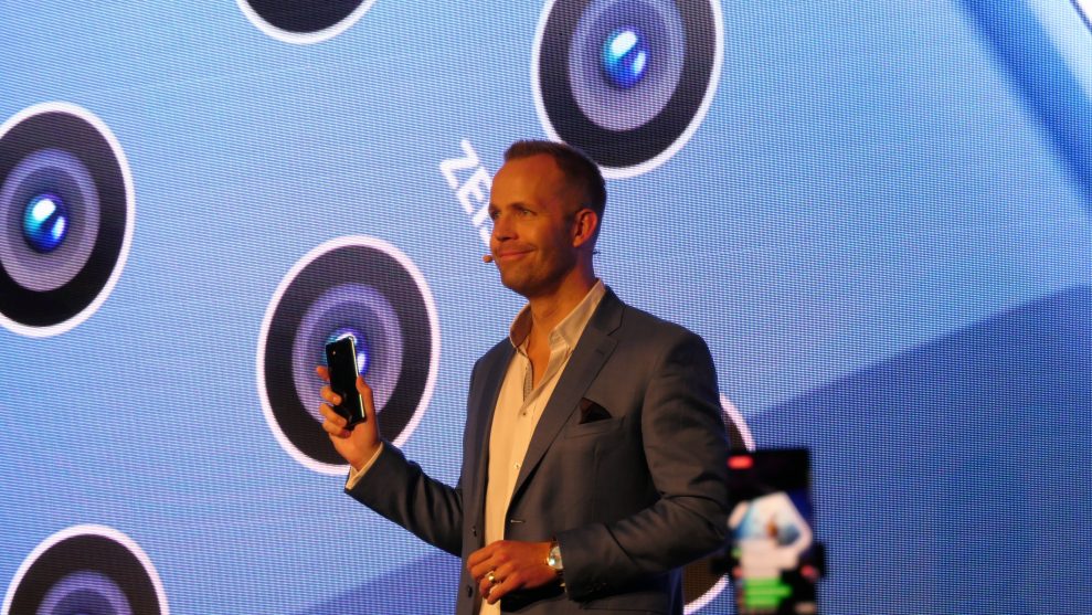 Juho Sarvikas, produktchef på HMD Global, presenterar Nokia 9 PureView på Mobile World Congress i Barcelona. Foto: Peter Gotschalk