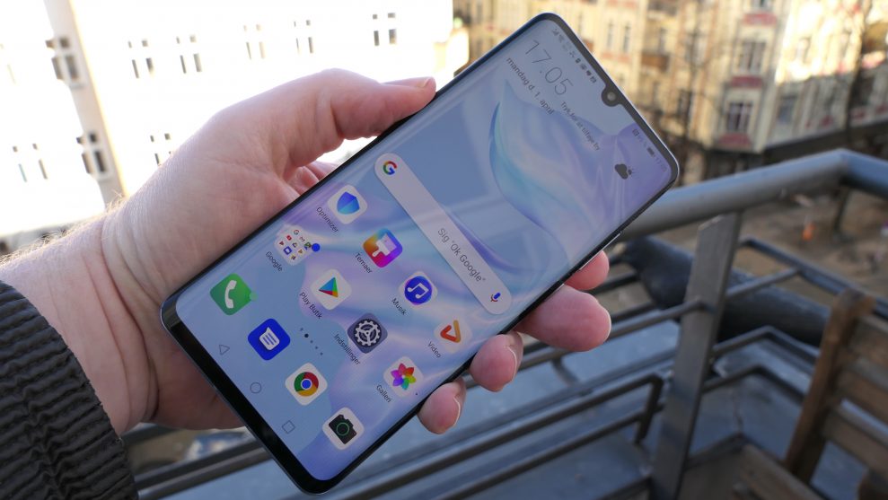 Huawei P30 Pros OLED-skärm är inte lika ljus eller högupplöst som i Huaweis egen Mate 20 Pro. Men det fungerar fortfarande bra utomhus. Foto: Peter Gotschalk