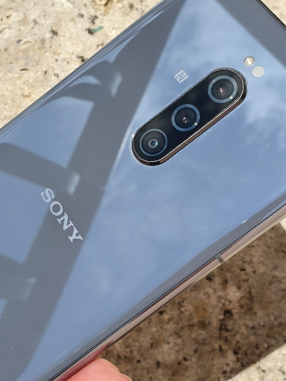 Det finns tre objektiv på baksidan av Sony Xperia 1: 12 Mp/f1,6 som huvudkamera och 52 mm 12 Mp f/2,4 tele plus 16 mm 12 Mp/f2,4 ultravidvinkel. Foto: Peter Gotschalk
