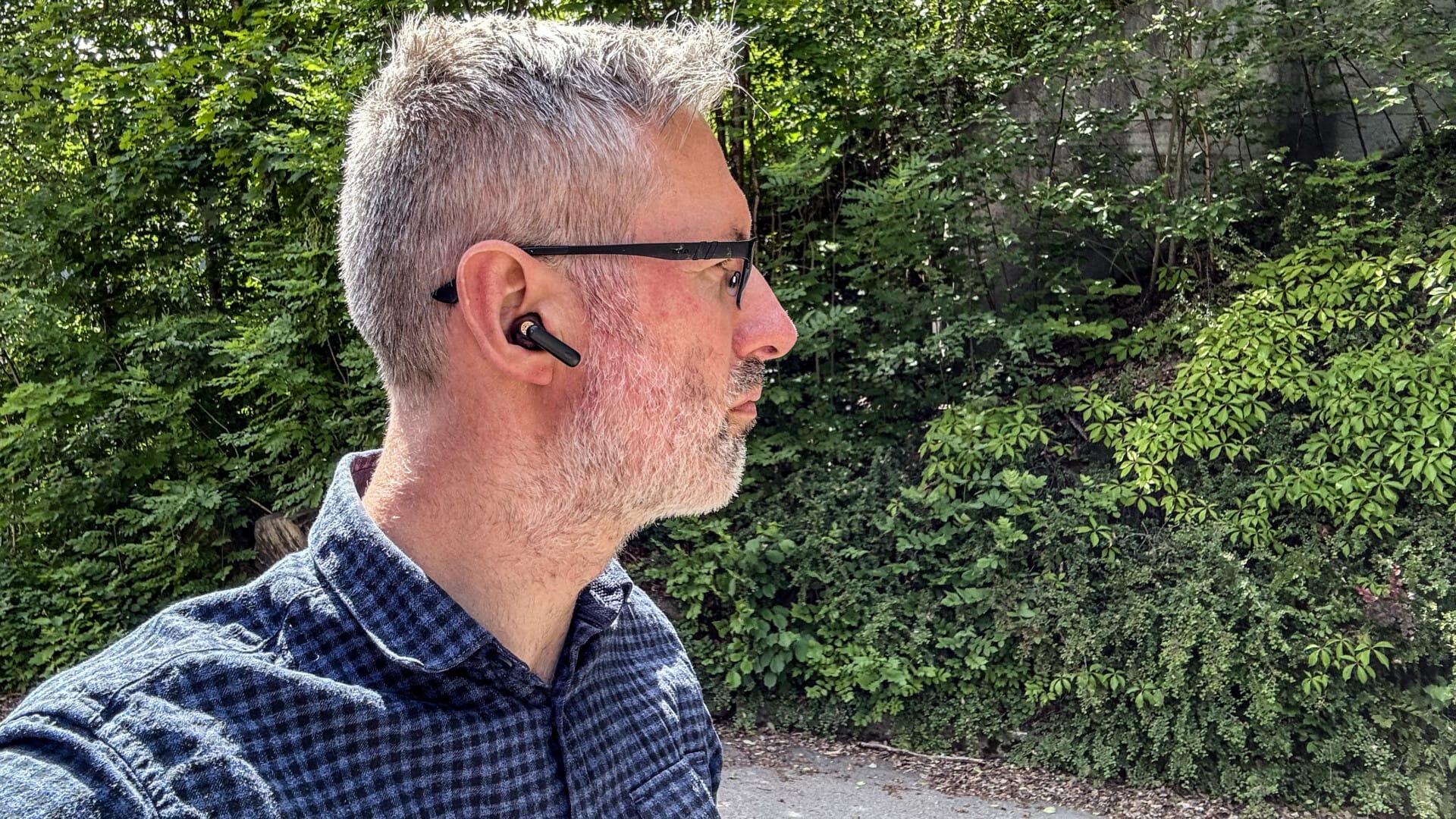a man wearing a bluetooth earbud Creative Aurvana Ace 2 - GeirNordby