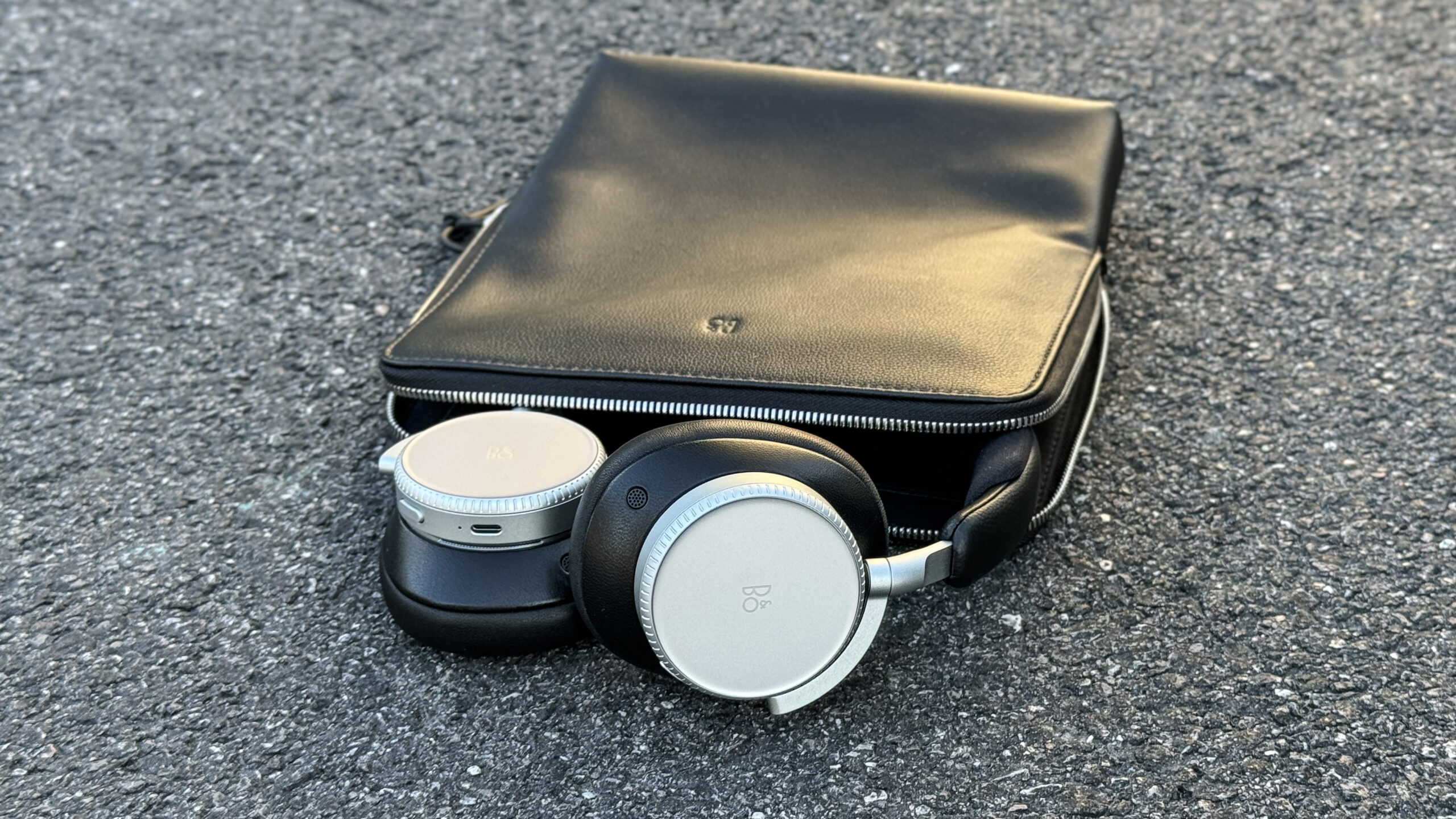 B&O Beoplay H100 inside pouch GeirNordby