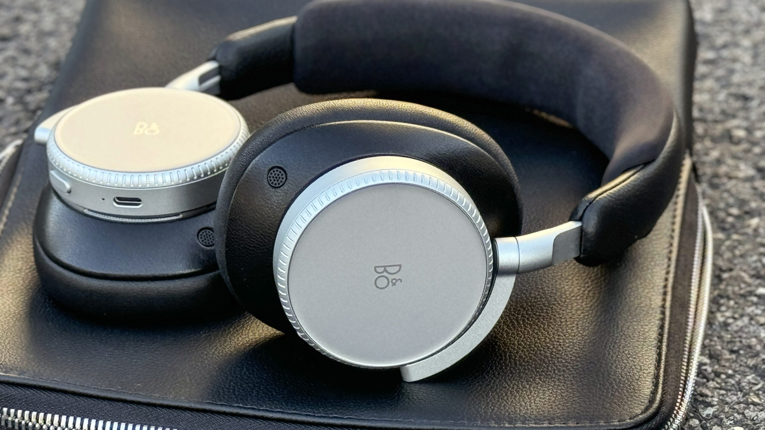 B&O Beoplay H100 on pouch GeirNordby