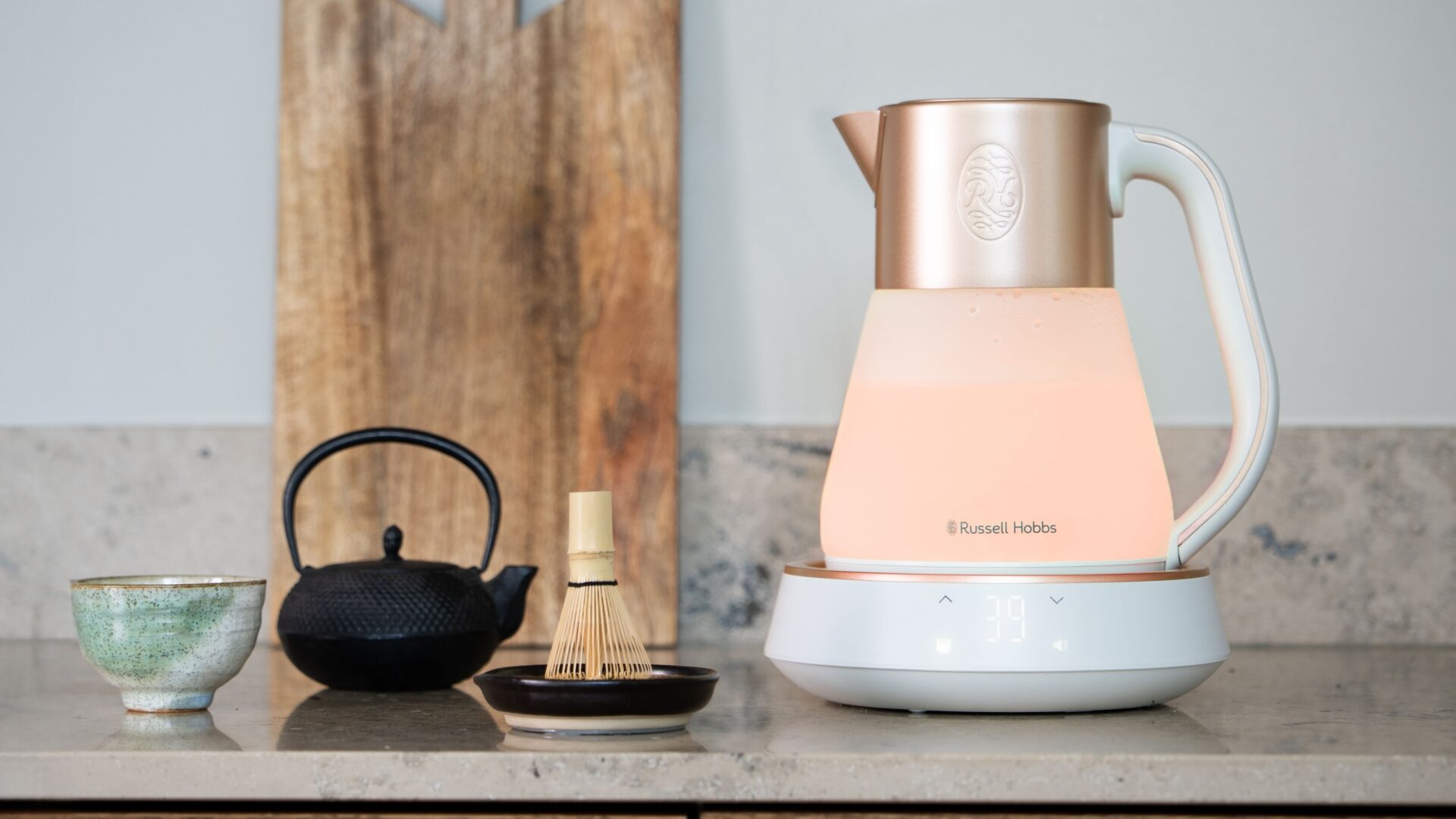 Russell Hobbs Calm Kettle lyser op i køkkenet