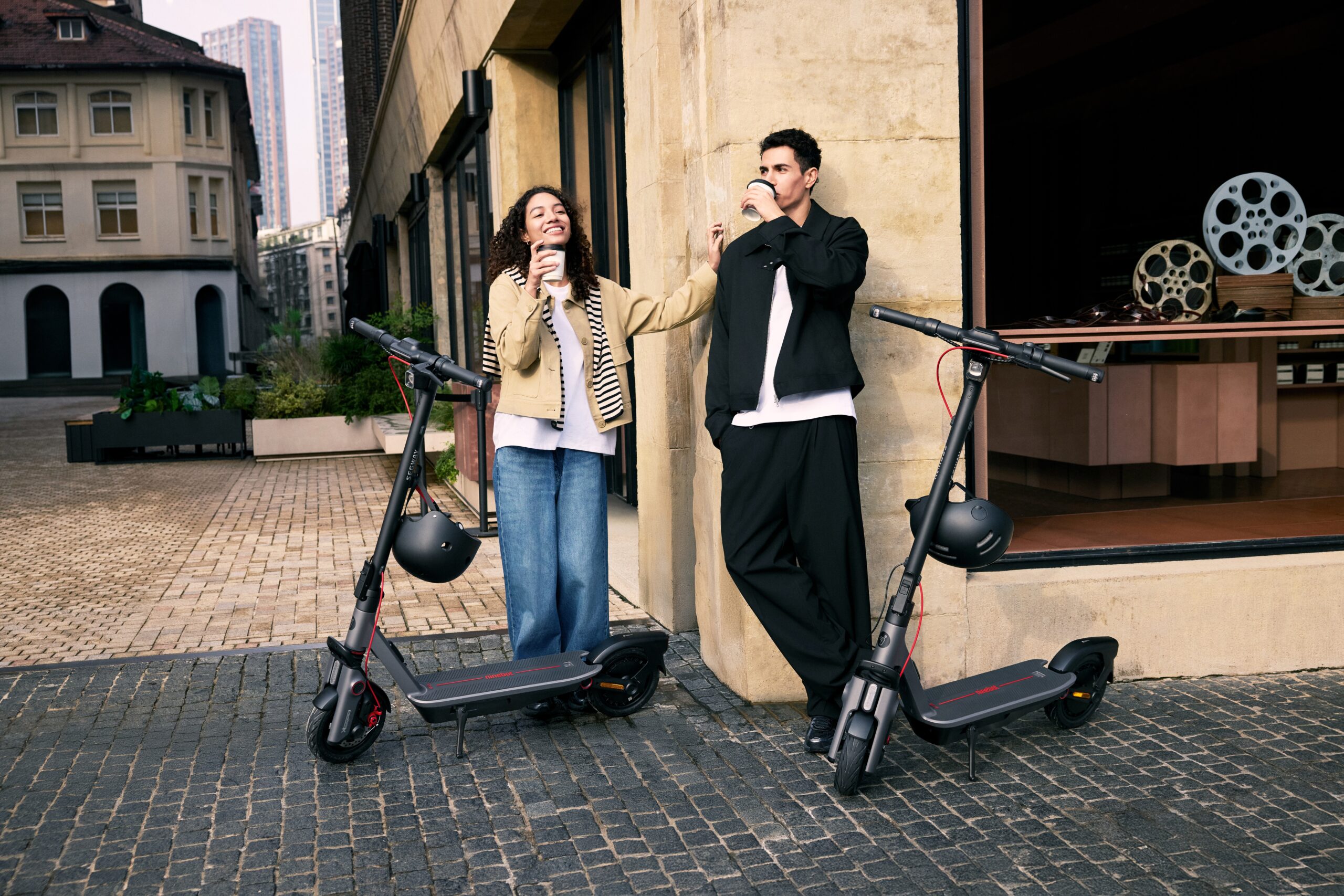 Ninebot F3 D Lifestyle picture couple drinking coffee scaled