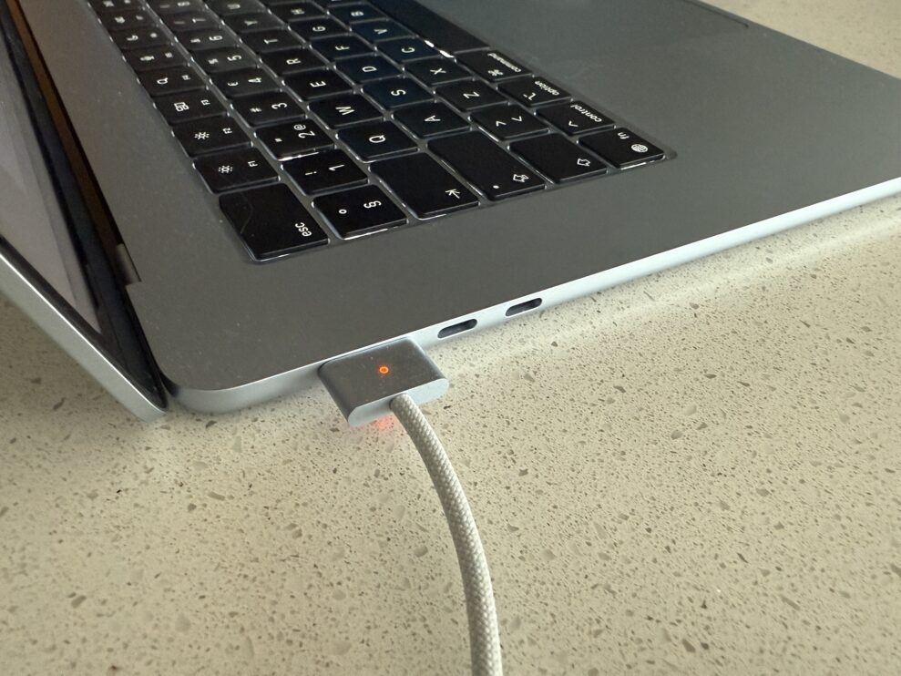 Apple MacBook Air ports web